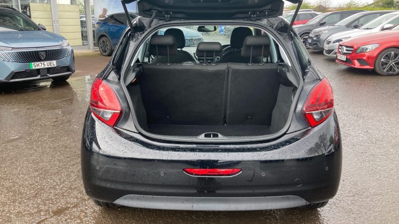 Peugeot 208 1.2 PureTech 82 Signature 5dr [Start Stop] Petrol Hatchback